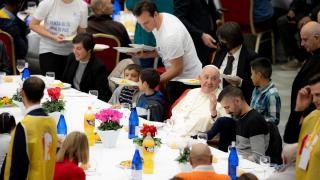 Papa Francisc a găzduit un prânz pentru persoanele sărace şi fără adăpost. Liderul de la Vatican a stat alături de invitaţi