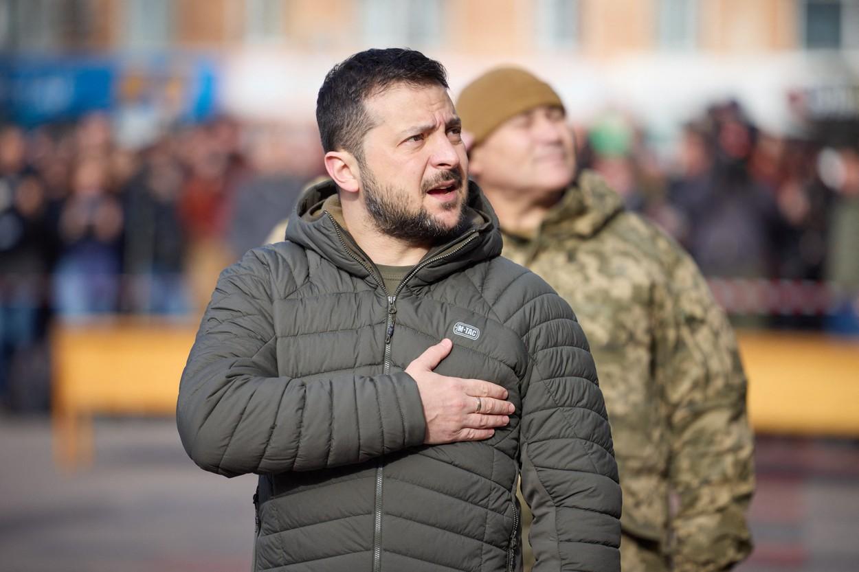 Zelenski a intonat imnul naţional al Ucrainei în faţa militarilor şi a localnicilor