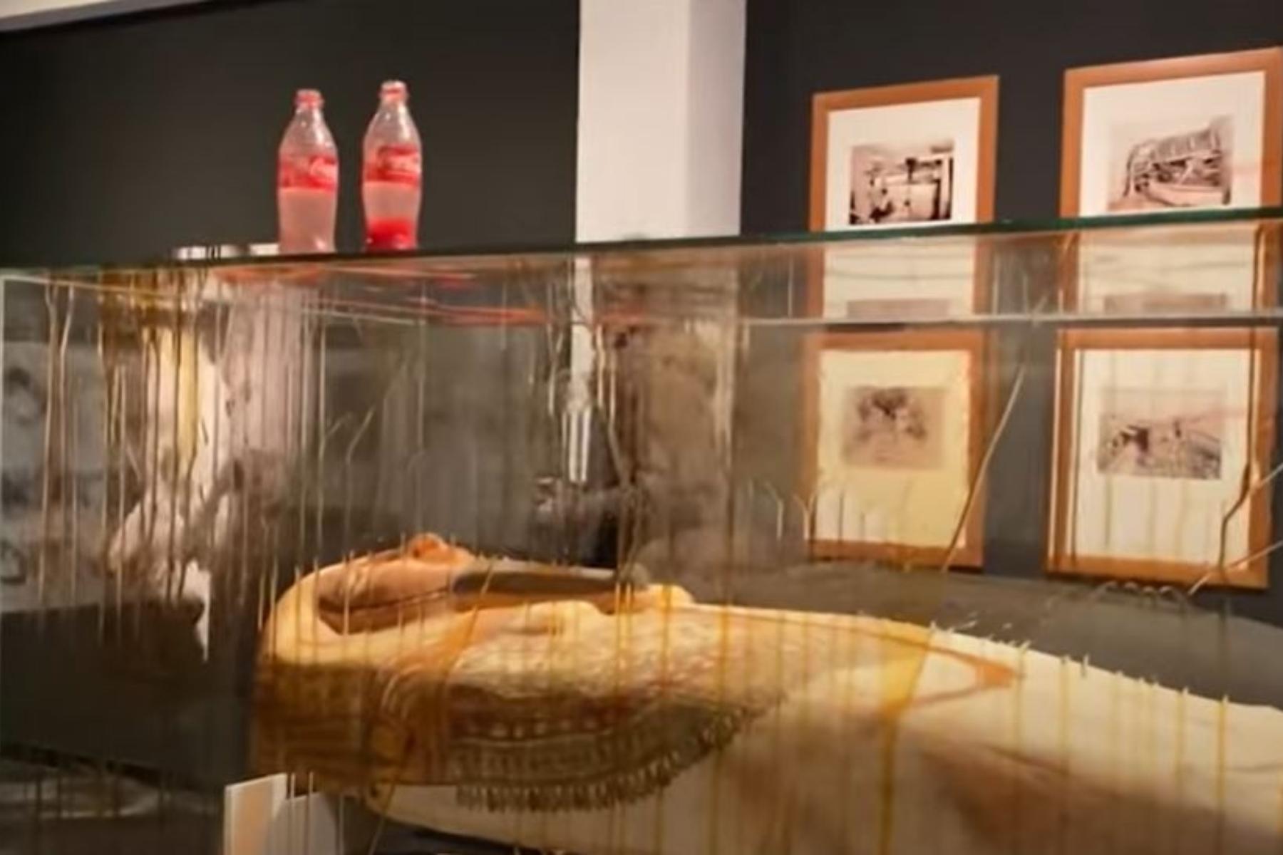Mumie egipteană, stropită cu Coca-Cola
