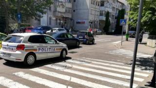 Un polițist a lovit cu mașina o tânără, pe o trecere de pietoni din Cluj. Accidentul s-a produs pe o stradă din Gherla 