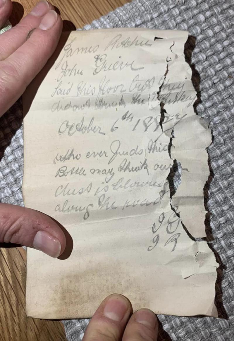 Mesaj pus într-o sticlă de whisky veche de 135 de ani, găsit sub podeaua unei case din Edinburgh Mesaj pus într-o sticlă de whisky veche de 135 de ani, găsit sub podeaua unei case din Edinburgh