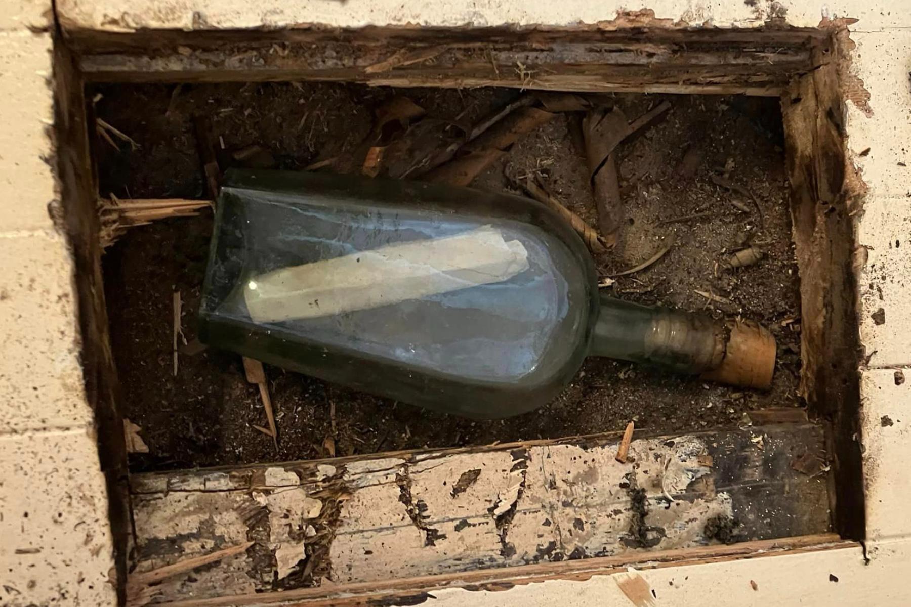 Mesaj pus într-o sticlă de whisky veche de 135 de ani, găsit sub podeaua unei case din Edinburgh