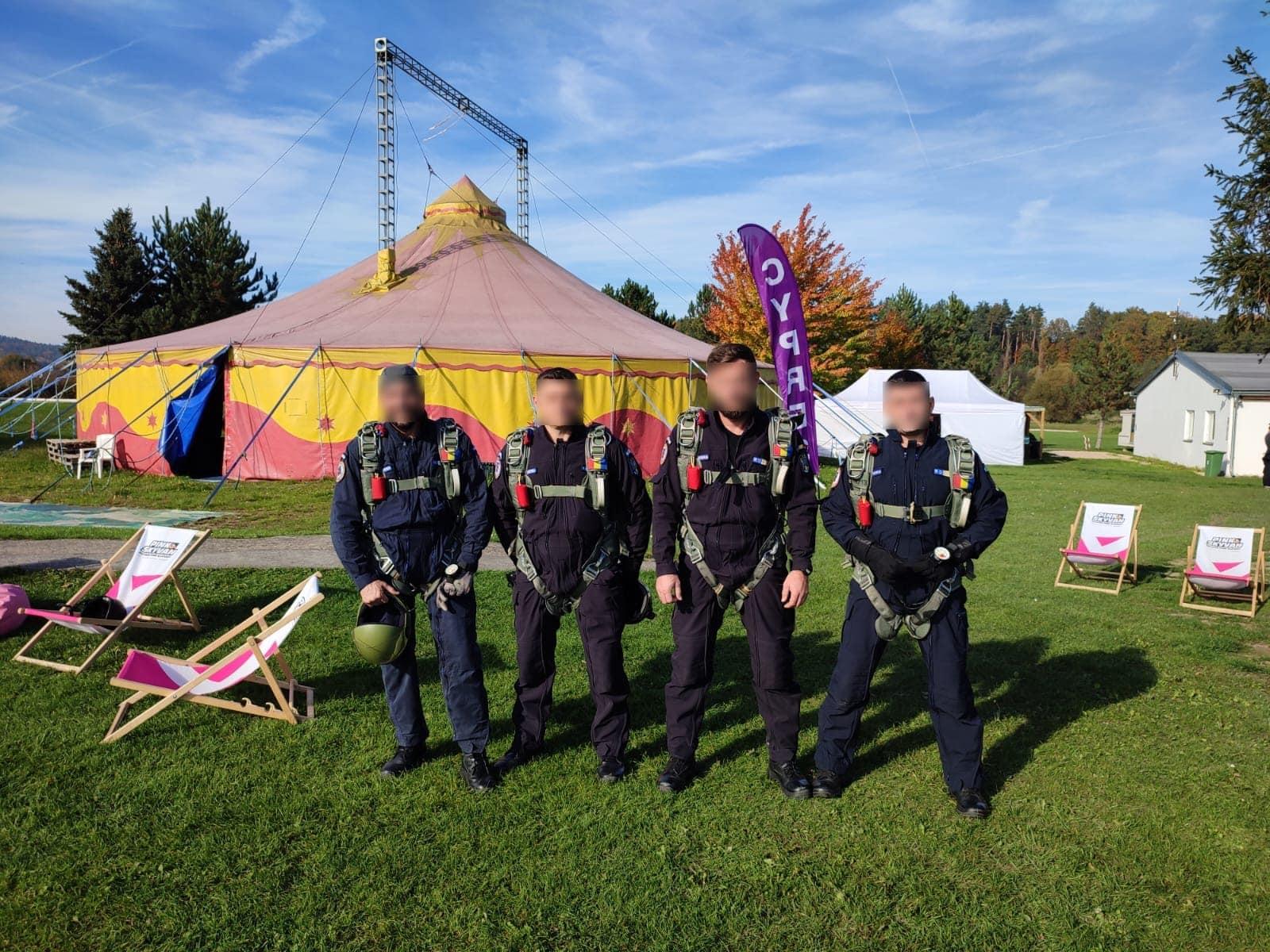 Paraşutiştii Jandarmeriei Române, salturi de la 4.000 de metri, dintr-un balon cu aer cald, în Cehia