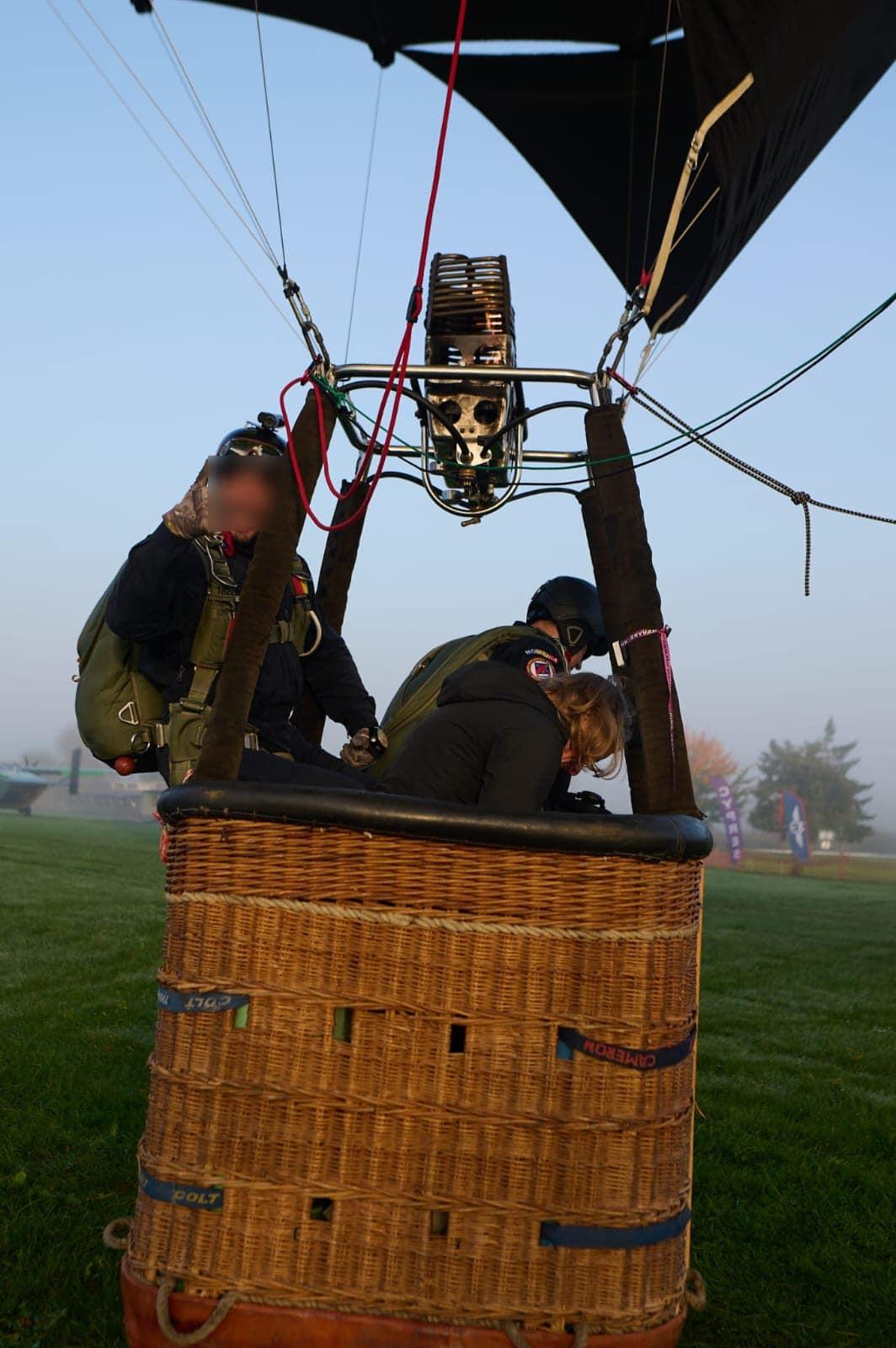 Paraşutiştii Jandarmeriei Române, salturi de la 4.000 de metri, dintr-un balon cu aer cald, în Cehia