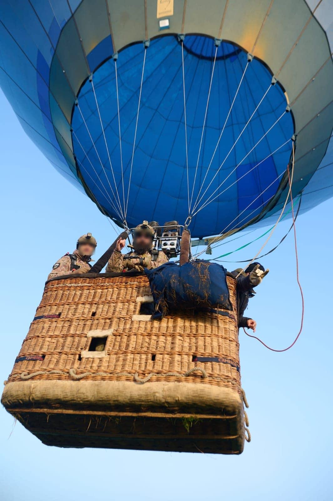 Paraşutiştii Jandarmeriei Române, salturi de la 4.000 de metri, dintr-un balon cu aer cald, în Cehia