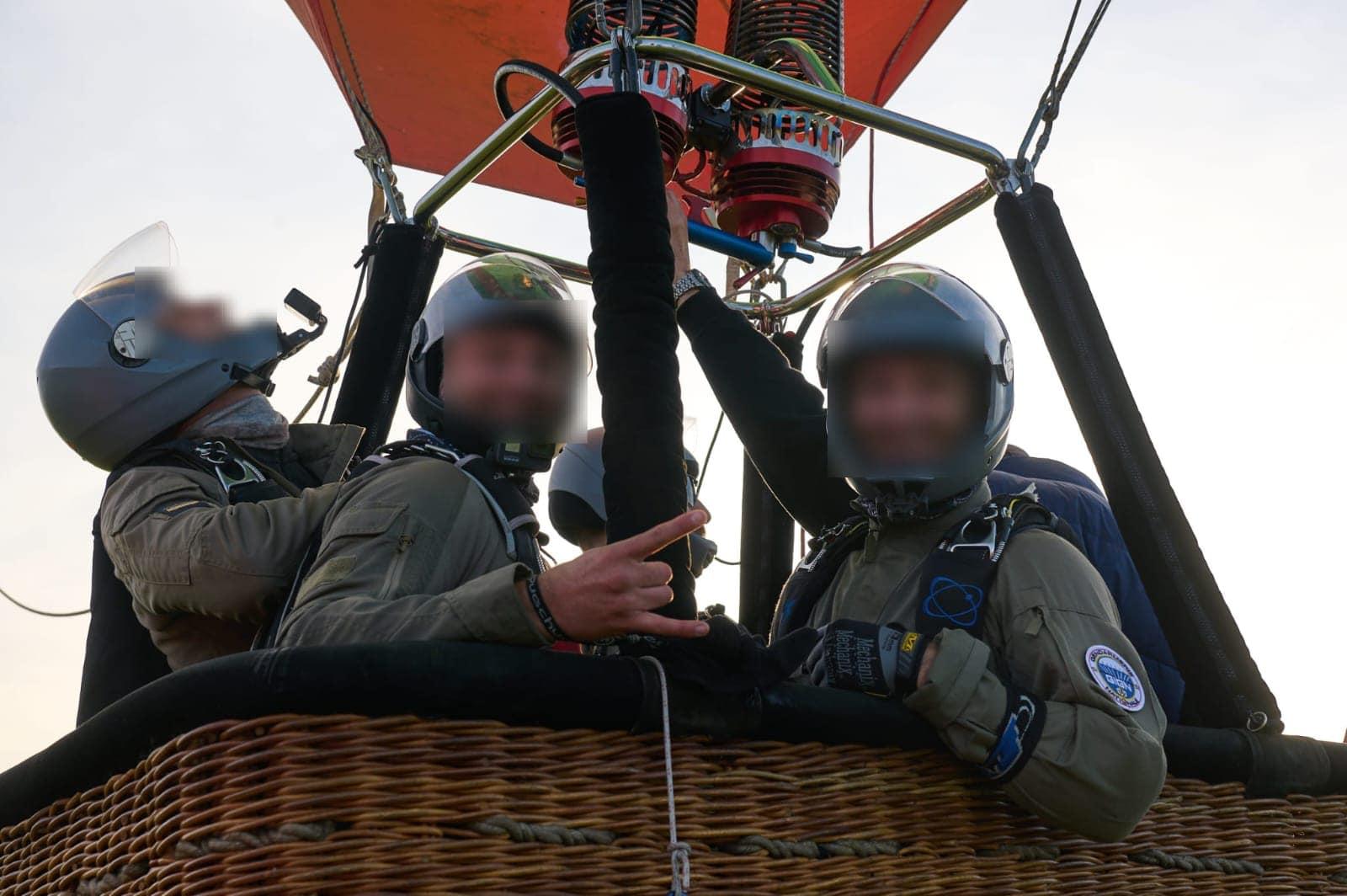 Paraşutiştii Jandarmeriei Române, salturi de la 4.000 de metri, dintr-un balon cu aer cald, în Cehia