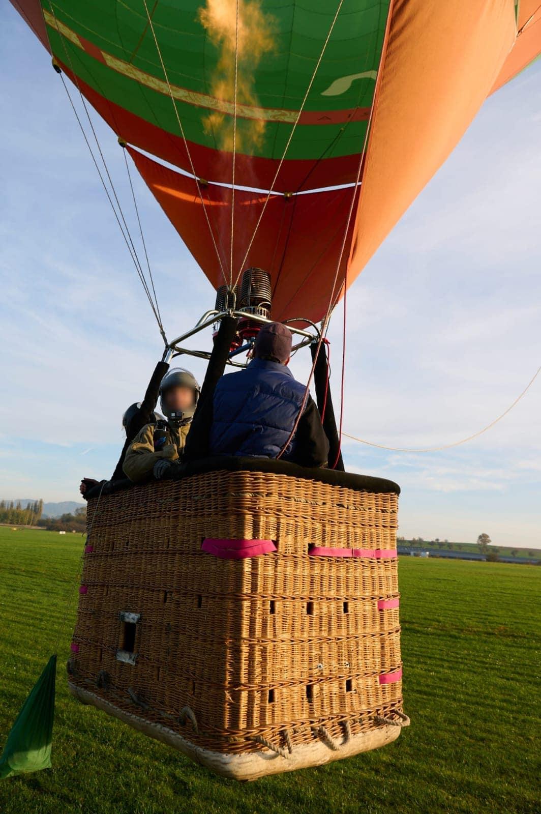 Paraşutiştii Jandarmeriei Române, salturi de la 4.000 de metri, dintr-un balon cu aer cald, în Cehia