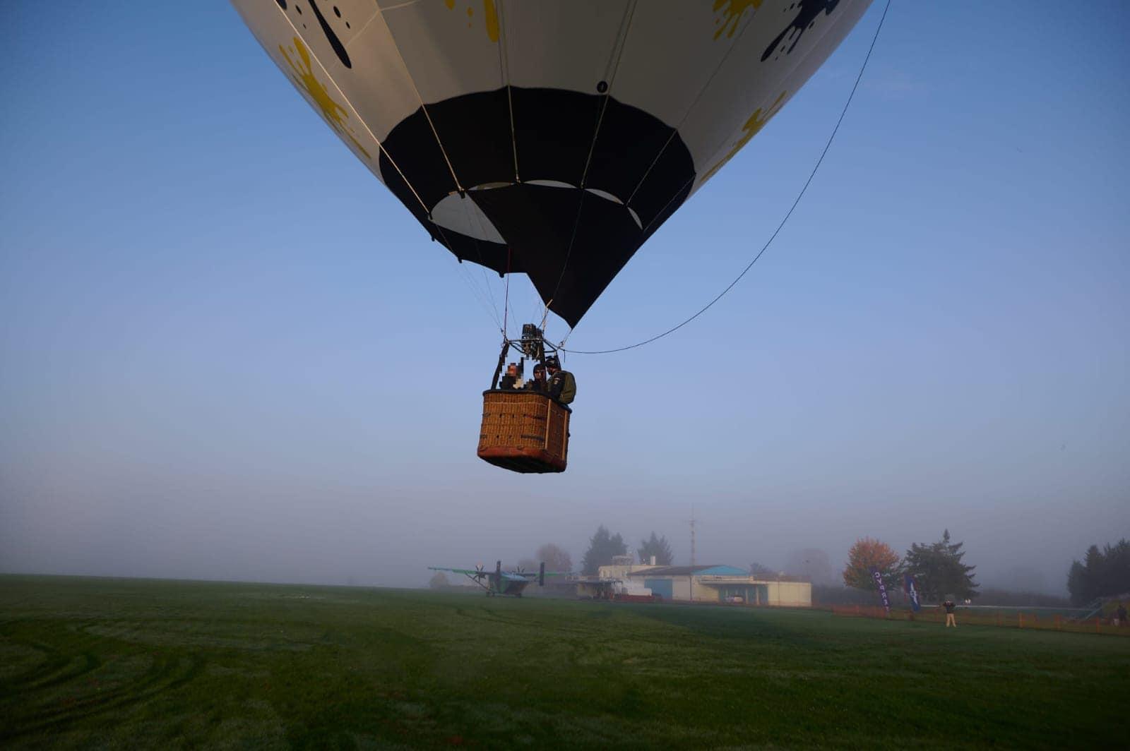 Paraşutiştii Jandarmeriei Române, salturi de la 4.000 de metri, dintr-un balon cu aer cald, în Cehia
