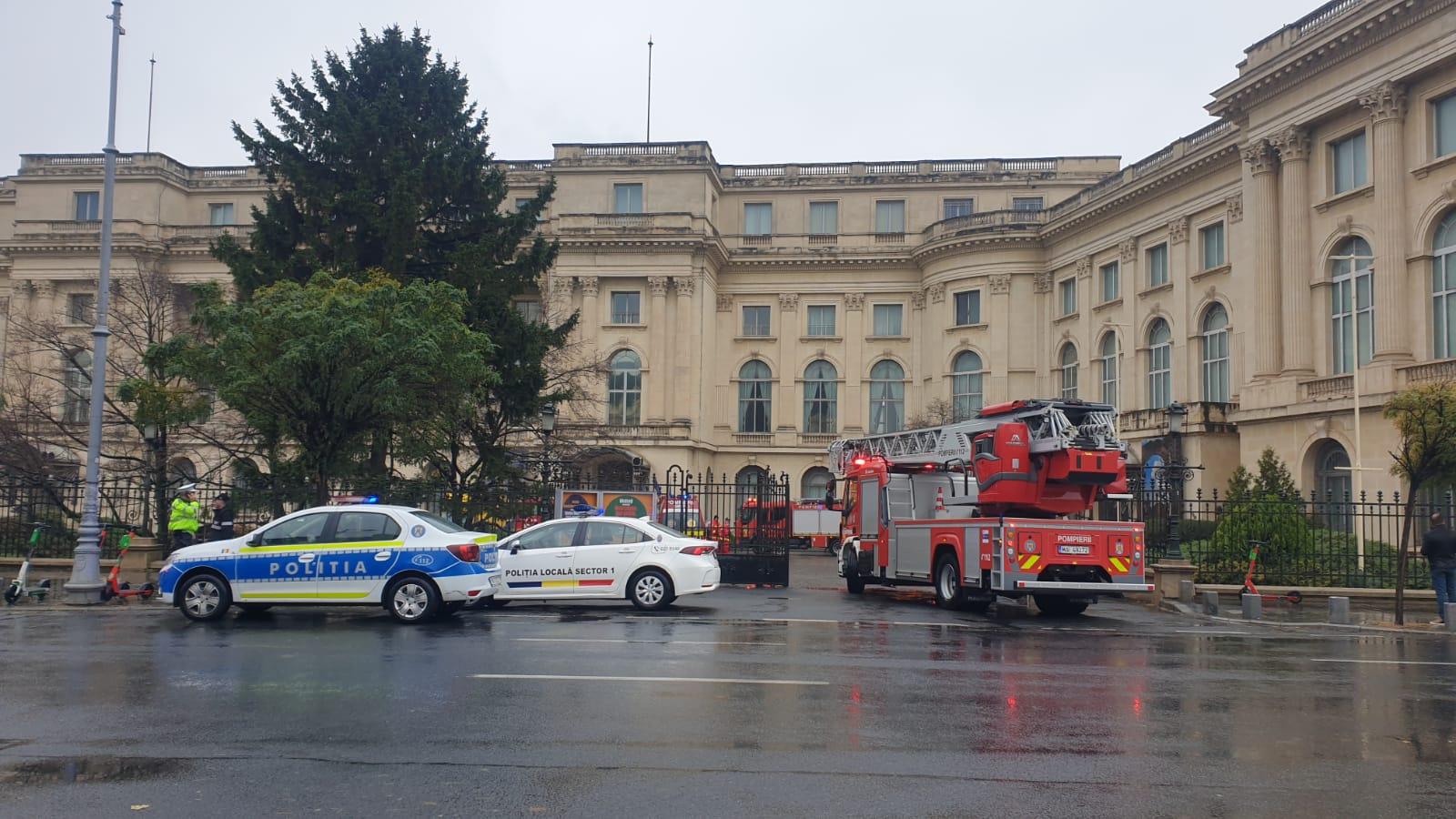 Un incendiu puternic a izbucnit la Palatul Regal. Din clădire au fost evacuate 150 de persoane