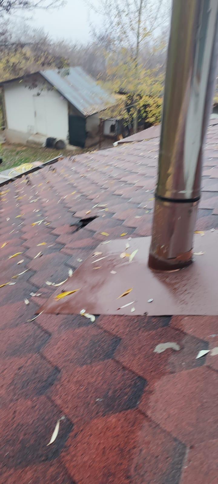 O bucată desprinsă dintr-o rachetă antigrindină a lovit acoperişul unei case