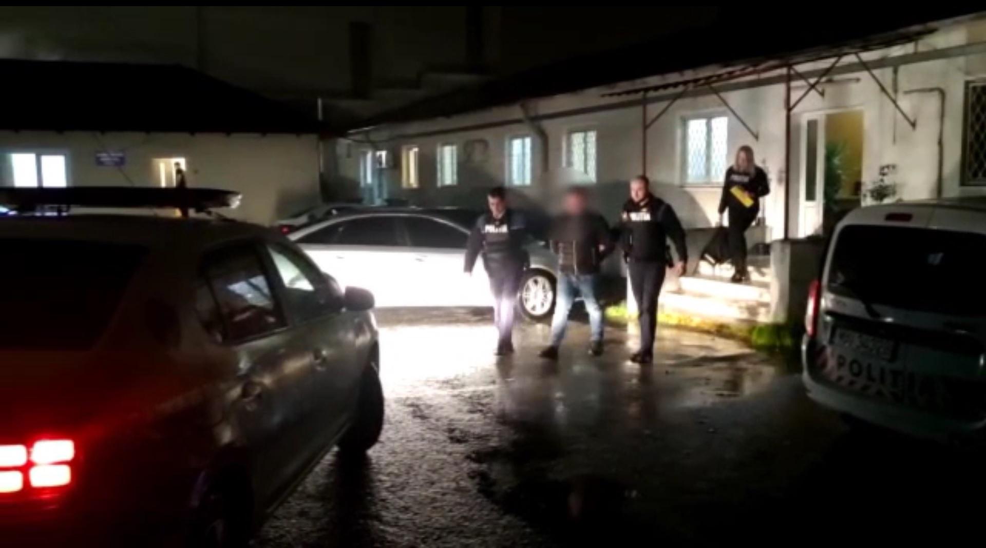 Un bărbat și-a agresat fosta iubită, la un salon de cosmetică din Pitești. O altă femeie, care sărise în ajutor, a fost și ea lovită