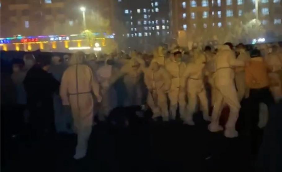 Proteste masive la cea mai mare fabrică de iPhone-uri din China. Angajații forțați să locuiască în uzină s-au săturat de restricțiile Covid Proteste masive la cea mai mare fabrică de iPhone-uri din China. Angajații forțați să locuiască în uzină s-au săturat de restricțiile Covid