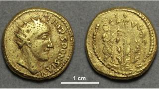 Moneda de aur care ar putea spulbera un mit istoric, expusă la Muzeul Brukenthal din Sibiu. Ce arată analiza microscopică. "Un lucru minunat"