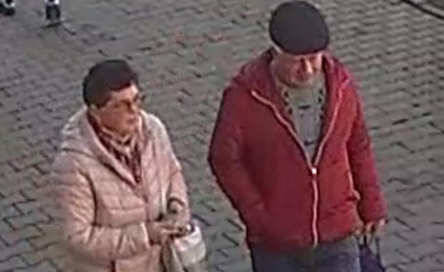 Au furat 1.900 de lei uitaţi de o persoană în bancomat Cei doi sunt căutaţi de poliţie pentru furt
