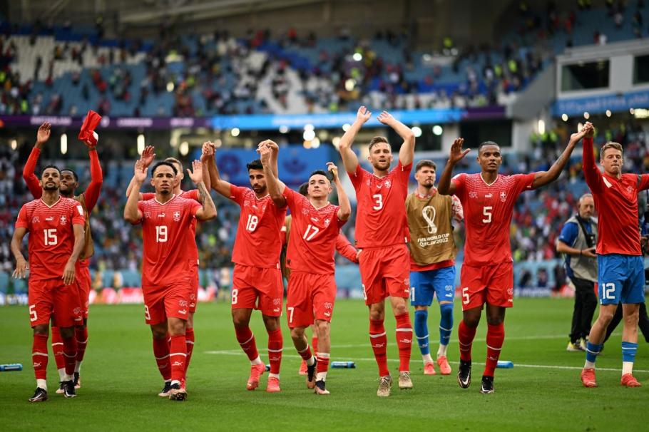 Elveția - Camerun cu 1-0, la Cupa Mondială 2022. Golul, marcat de Breel Embolo, născut în Camerun, dar care joacă pentru Elveția Elveția - Camerun cu 1-0, la Cupa Mondială 2022. Golul, marcat de Breel Embolo, născut în Camerun, dar care joacă pentru Elveția