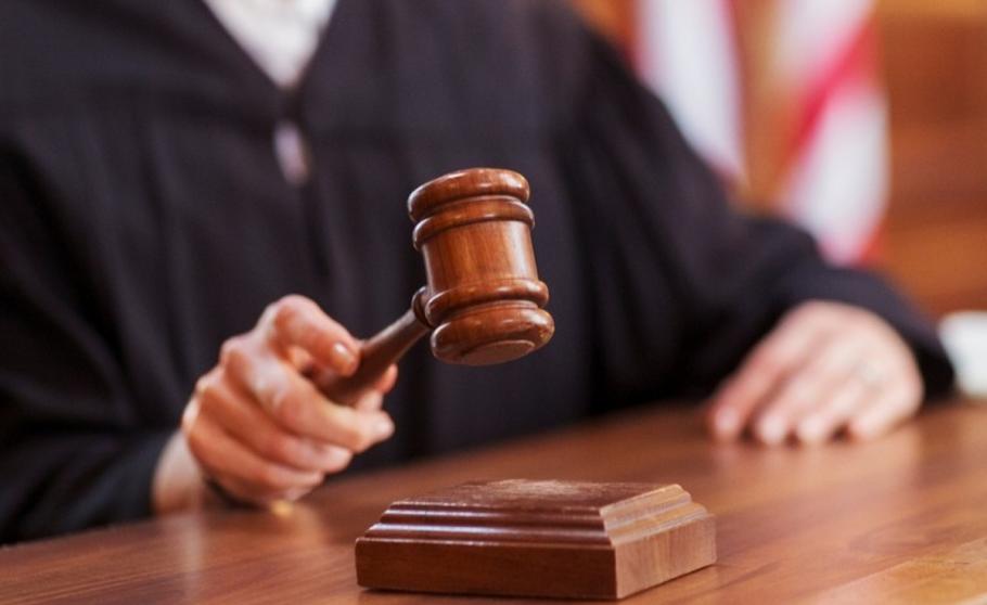 Doi vameşi, trimişi în judecată Ar fi luat 40.000 lei mită pentru a permite în ţară măşti neconforme din China
