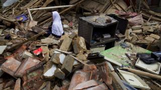 Fetiță de 7 ani, descoperită fără viaţă sub dărâmături în urma seismului din Indonezia. Era căutată de 5 zile