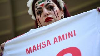 O fană iraniană a fost dată afară din stadion, la CM 2022, pentru că a omagiat-o pe Mahsa Amini