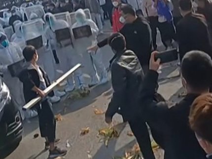 Proteste violente în China. Oamenii cer anularea restricţiilor Covid după ce 10 persoane au murit într-un incendiu