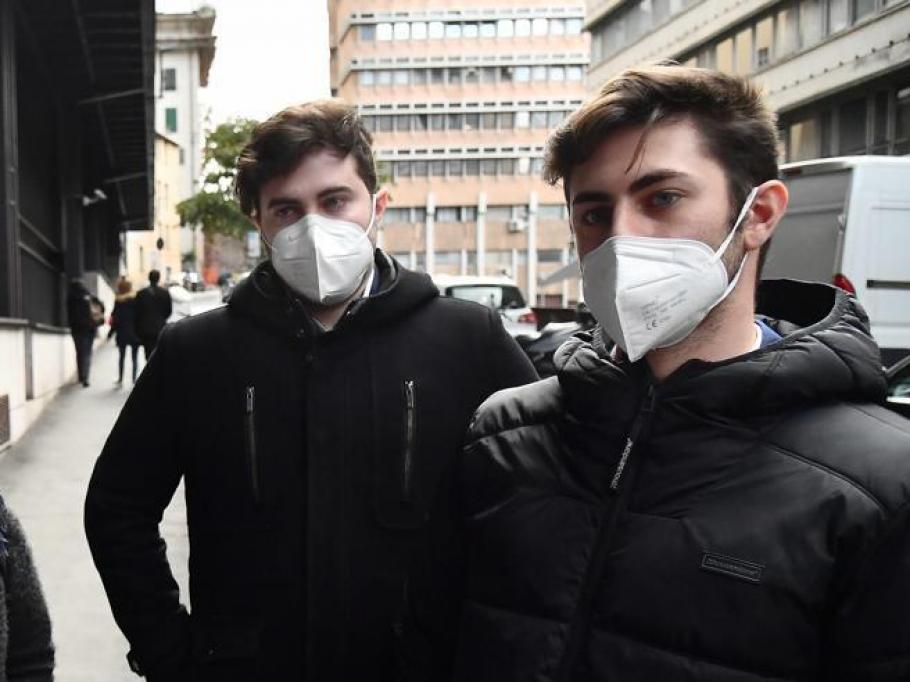 Și-au ucis tatăl pentru a-și apăra mama. Un frate a scăpat de închisoare, iar celălat a fost condamnat la 21 de ani Și-au ucis tatăl pentru a-și apăra mama. Un frate a scăpat de închisoare, iar celălat a fost condamnat la 21 de ani