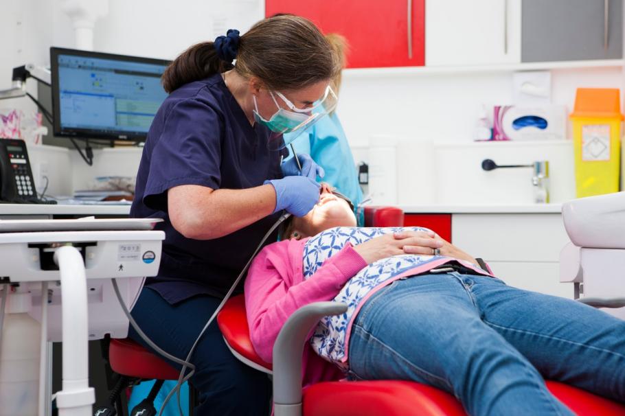 O femeie din Torino a murit pe scaunul stomatologului, imediat după anestezie. Maria venise pentru un implant O femeie din Torino a murit pe scaunul stomatologului, imediat după anestezie. Maria venise pentru un implant