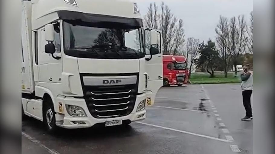 "Asta înseamnă să faci pauză noaptea în Franța". Cum a rămas un şofer de TIR român fără 1.400 de litri de motorină din rezervoare "Asta înseamnă să faci pauză noaptea în Franța". Cum a rămas un şofer de TIR român fără 1.400 de litri de motorină din rezervoare