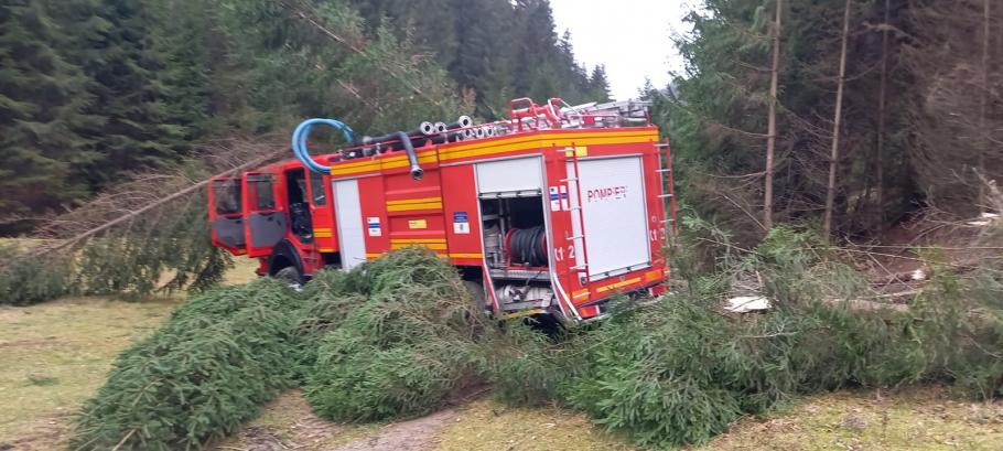 O autospecială a ISU aflată în misiune a ieşit în decor, în Harghita. Şoferul ar fi pierdut controlul volanului: doi pompieri au avut nevoie de îngrijiri medicale O autospecială a ISU aflată în misiune a ieşit în decor, în Harghita. Şoferul ar fi pierdut controlul volanului: doi pompieri au avut nevoie de îngrijiri medicale