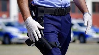 Incident bizar în sediul Poliţiei Alba. Un agent a deschis focul în timp ce îşi verifica arma