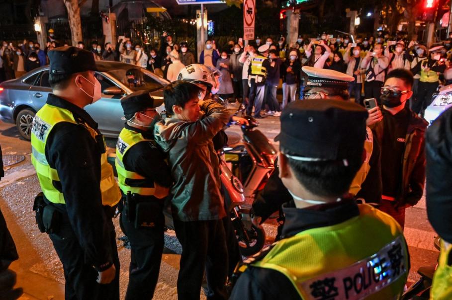 Jurnalist BBC, agresat de poliţia chineză în timpul protestelor din Shanghai: "Cât a stat în arest, a fost bătut cu picioarele" Jurnalist BBC, agresat de poliţia chineză în timpul protestelor din Shanghai: "Cât a stat în arest, a fost bătut cu picioarele"
