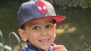 Un băiețel de 5 ani a murit din cauza unei infecții grave, după ce a fost trimis acasă de medici, în Anglia: "Am implorat după ajutor. Nu ni l-a oferit nimeni"