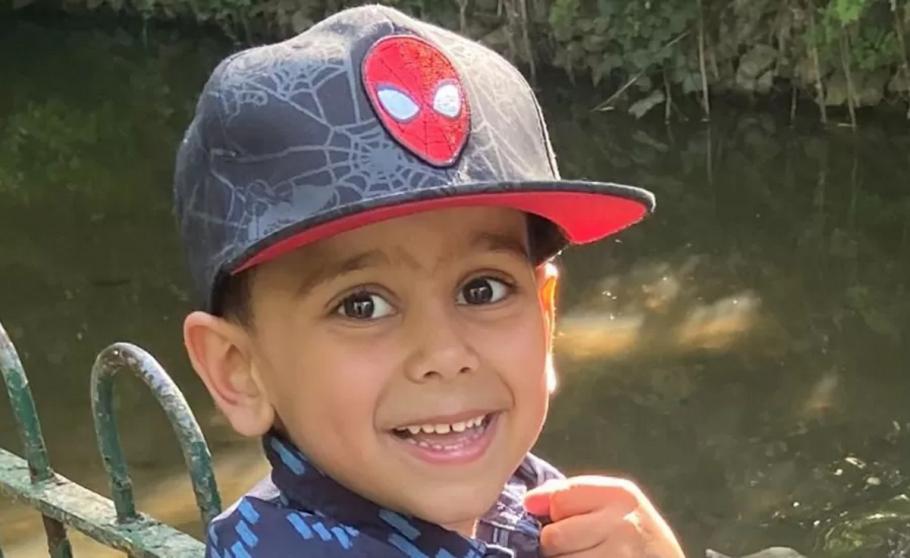 Un băiețel de 5 ani a murit din cauza unei infecții grave, după ce a fost trimis acasă de medici Unchiul tânărului a declarat că „a implorat” personalul de la Spitalul General Rotherham să-l trateze