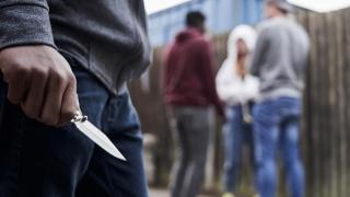 Ieşeni ameninţaţi pe stradă, de un tânăr înarmat cu un cuţit. Bărbatul a fost internat la Spitalul de Psihiatrie Socola