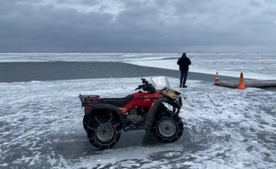 Misiune de salvare în SUA: 200 de oameni, "recuperaţi" după ce un bloc de gheață s-a desprins din lacul în care pescuiau Misiune de salvare în SUA