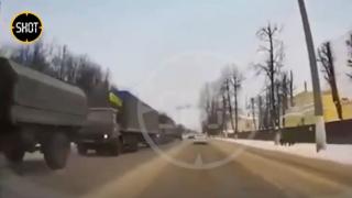 "E ireal". Ruşii dintr-un oraş de lângă Moscova, îngroziţi când au văzut pe străzi vehicule militare cu steagul Ucrainei