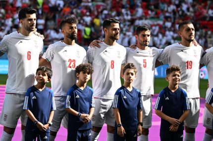 Iranul ar fi amenințat cu închisoarea familiile echipei naționale de fotbal dacă jucătorii nu vor cânta imnul național sau dacă se alătură oricărui protest