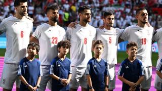 Familiile echipei naționale de fotbal din Iran ar fi fost ameninţate cu închisoarea, dacă jucătorii nu cântă imnul național sau dacă se alătură oricărui protest