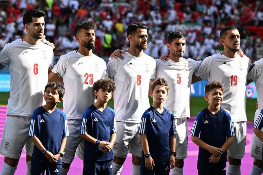 Iranul ar fi amenințat cu închisoarea familiile echipei naționale de fotbal dacă jucătorii nu vor cânta imnul național sau dacă se alătură oricărui protest Iranul ar fi amenințat cu închisoarea familiile echipei naționale de fotbal dacă jucătorii nu vor cânta imnul național sau dacă se alătură oricărui protest