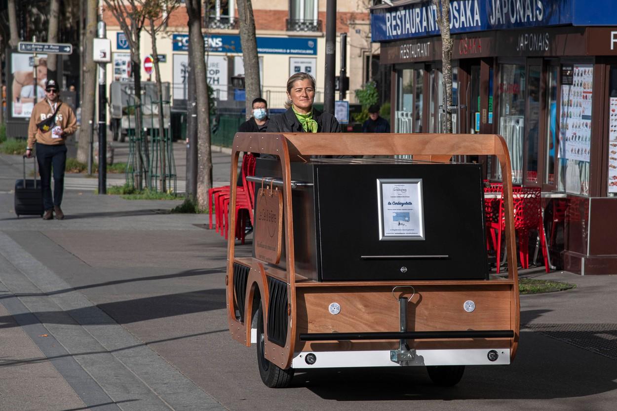 O femeie vrea să introducă bicicleta-dric: