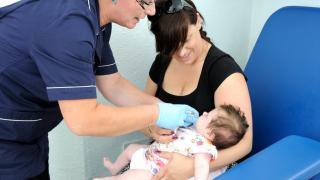 "Nu vrem sânge vaccinat!" Părinții unui copil de 4 luni, care refuză ca acesta să fie operat la inimă, riscă să piardă tutela