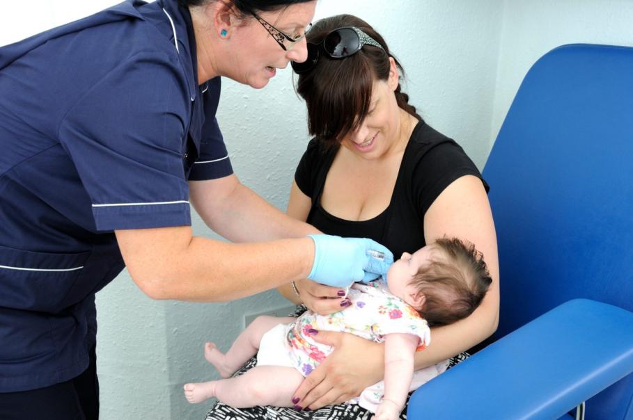 "Nu vrem sânge vaccinat" Părinții unui copil de 4 luni, care refuză ca acesta să fie operat la inimă, riscă să piardă tutela "Nu vrem sânge vaccinat" Părinții unui copil de 4 luni, care refuză ca acesta să fie operat la inimă, riscă să piardă tutela