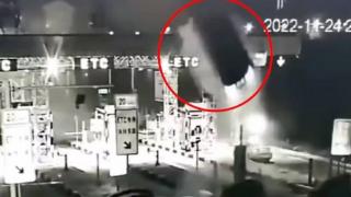Momentul în care o mașină izbește un separator din beton și zboară 15 metri în aer, în fața unei stații de taxare din China