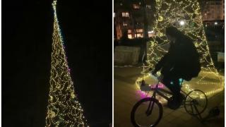 Brad de Crăciun de 6 metri, iluminat "la pedală" de trecători. Soluţie de criză la Budapesta: "Un compromis excelent"
