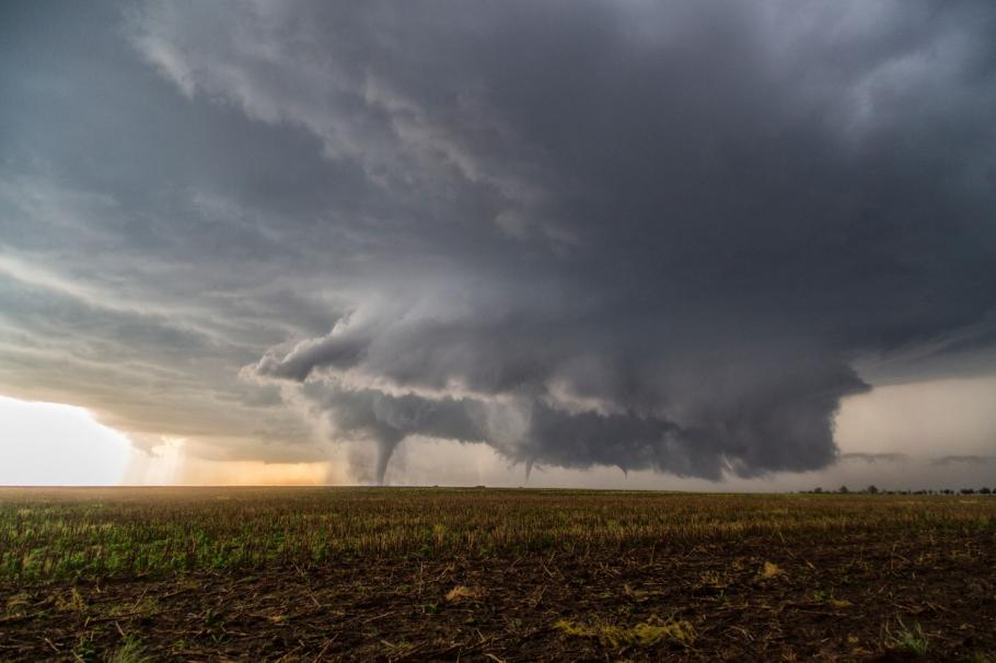 Cel puţin 20 de tornade au lovit sudul SUA Cel puţin 20 de tornade au lovit sudul SUA