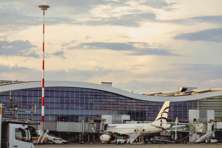 Un român de 40 de ani, acuzat de crimă în străinătate, a fost prins pe aeroportul Otopeni. Poliţiştii l-au reţinut pentru 24 de ore Un român de 40 de ani, acuzat de crimă în străinătate, a fost prins pe aeroportul Otopeni. Poliţiştii l-au reţinut pentru 24 de ore