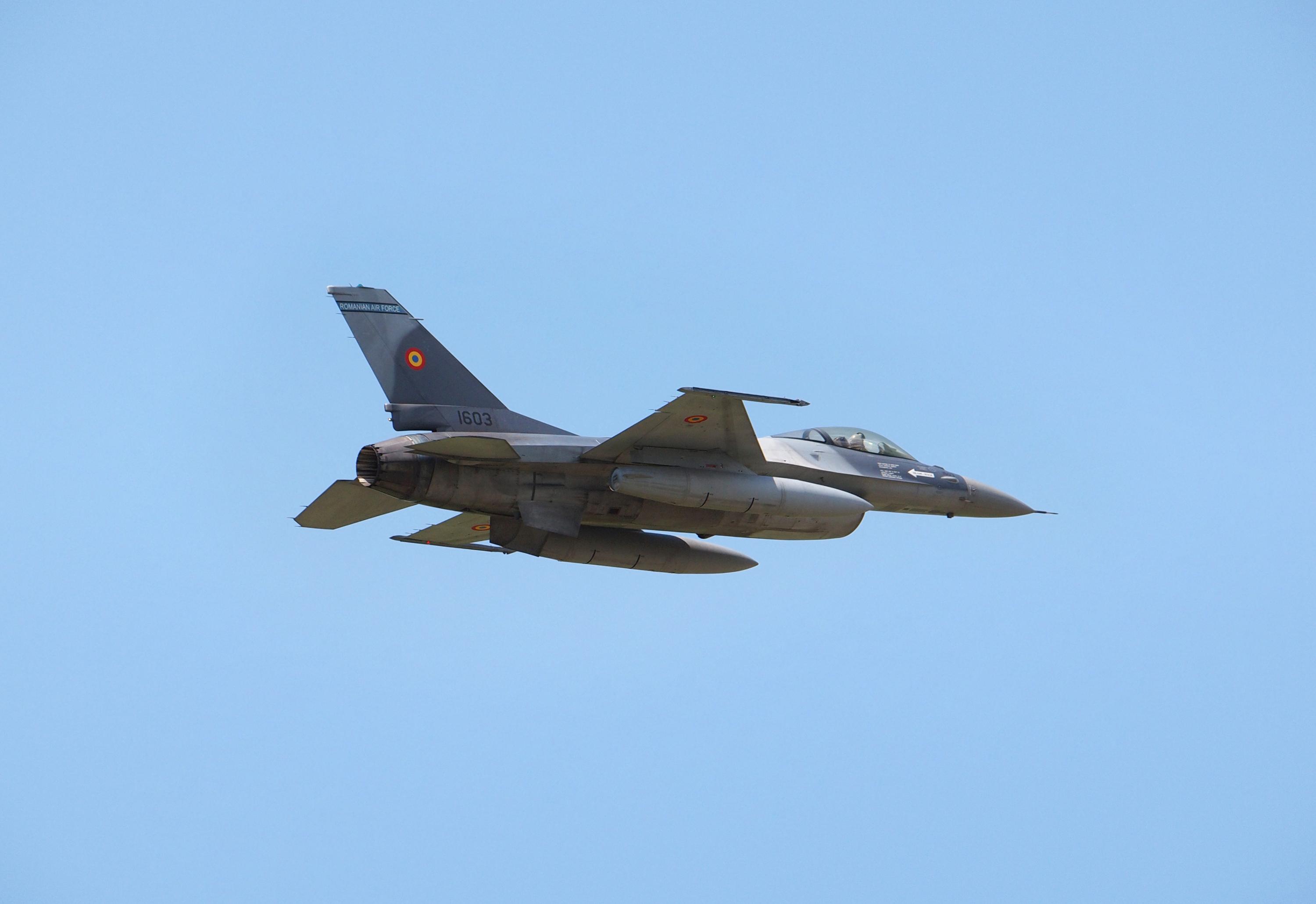 avion de luptă F-16
