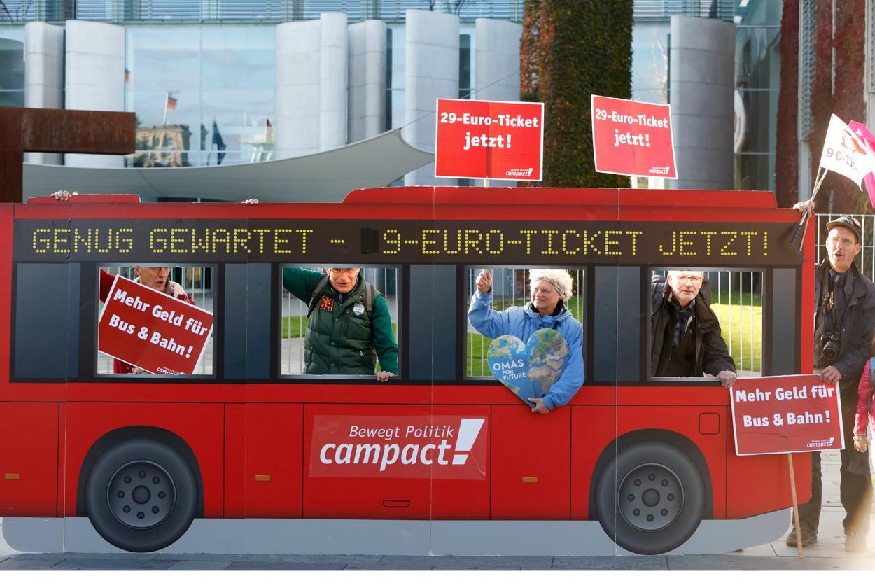 Val de critici după ce Germania a anunţat că vrea să crească abonamentul de transport public de la 9 la 49 de euro