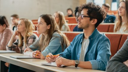 Studenţi în sala de curs