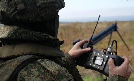 un militar rus manevrează o dronă în Ucraina, 27 octombrie 2022