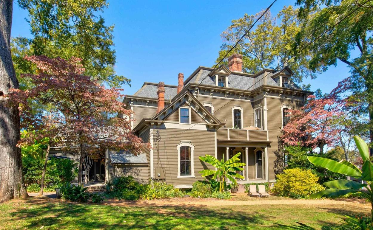 Imagini cu interiorul casei în care s-a filmat serialul Stranger Things: casa lui Vecna