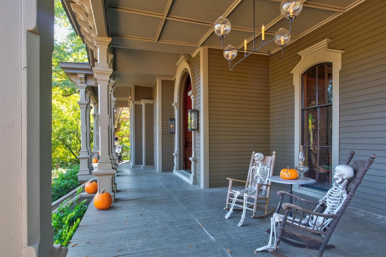 Imagini cu interiorul casei în care s-a filmat serialul Stranger Things: casa lui Vecna